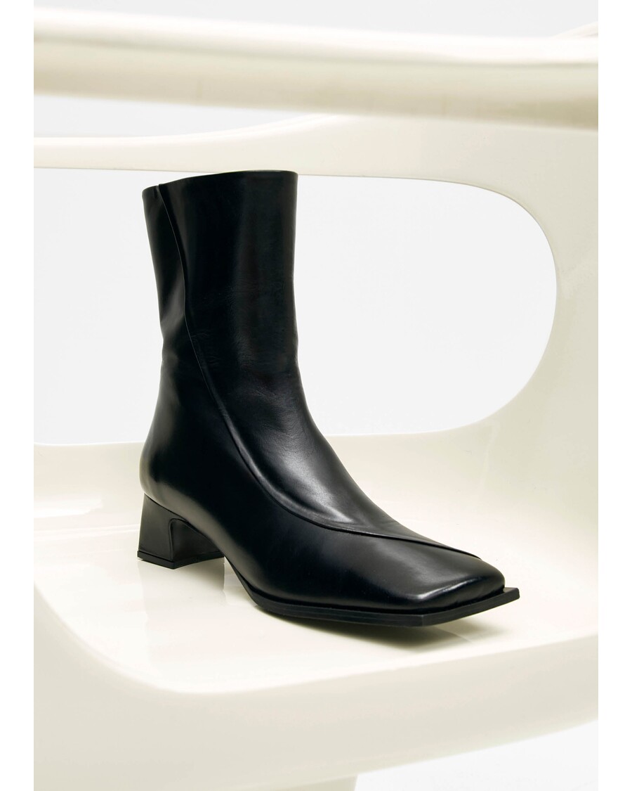Alohas Chantal Black Leather Ankle Boots