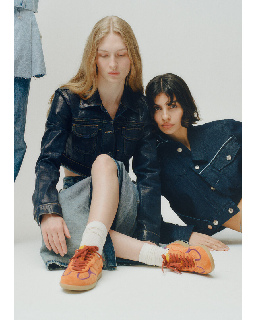 حذاء رياضي من الجلد باللون البرتقالي من Alohas Tb.490