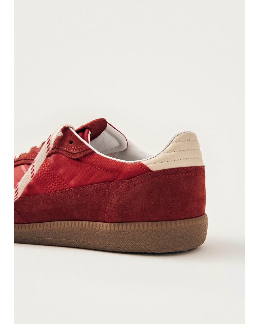 حذاء رياضي من الجلد باللون الأحمر اللامع من ألوهاس Tb.490