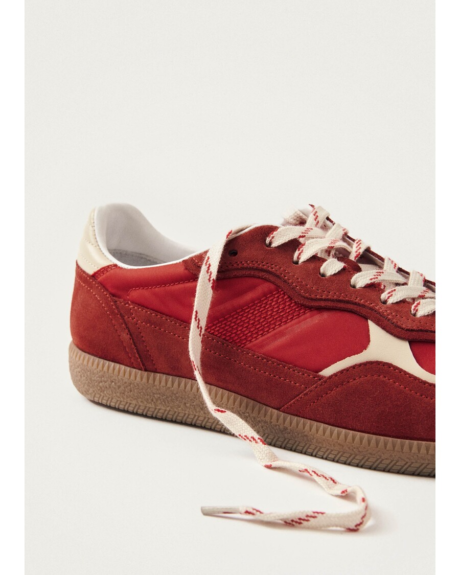 حذاء رياضي من الجلد باللون الأحمر اللامع من ألوهاس Tb.490